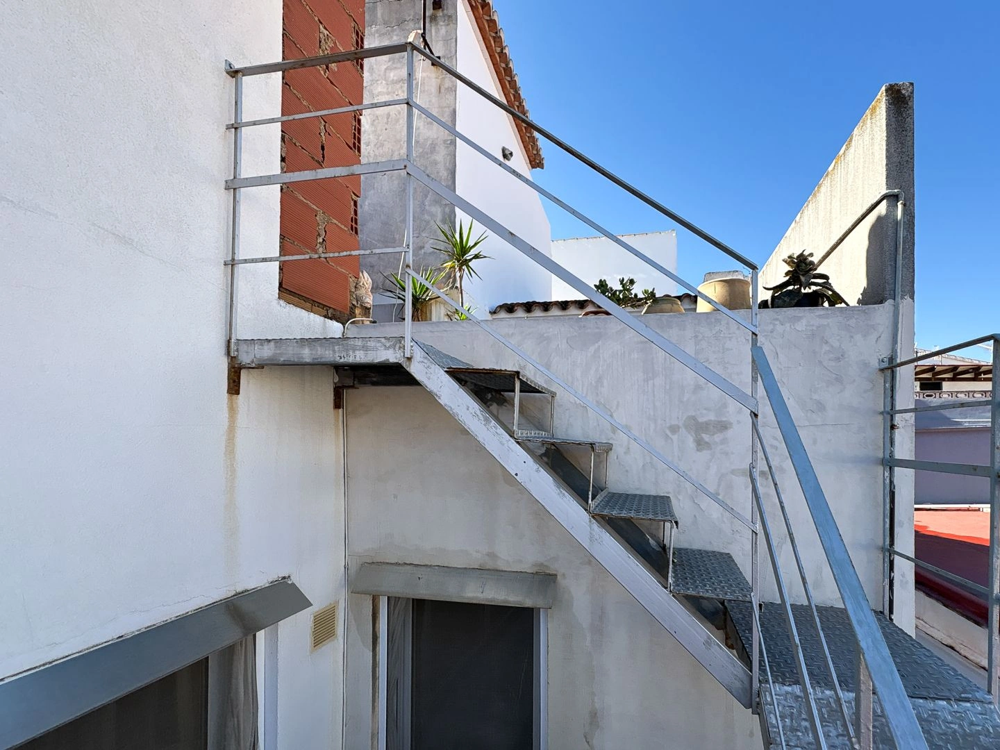 Auténtica casa de planta baja en Baix la Mar: junto al puerto y el corazón gastronómico de Dénia.