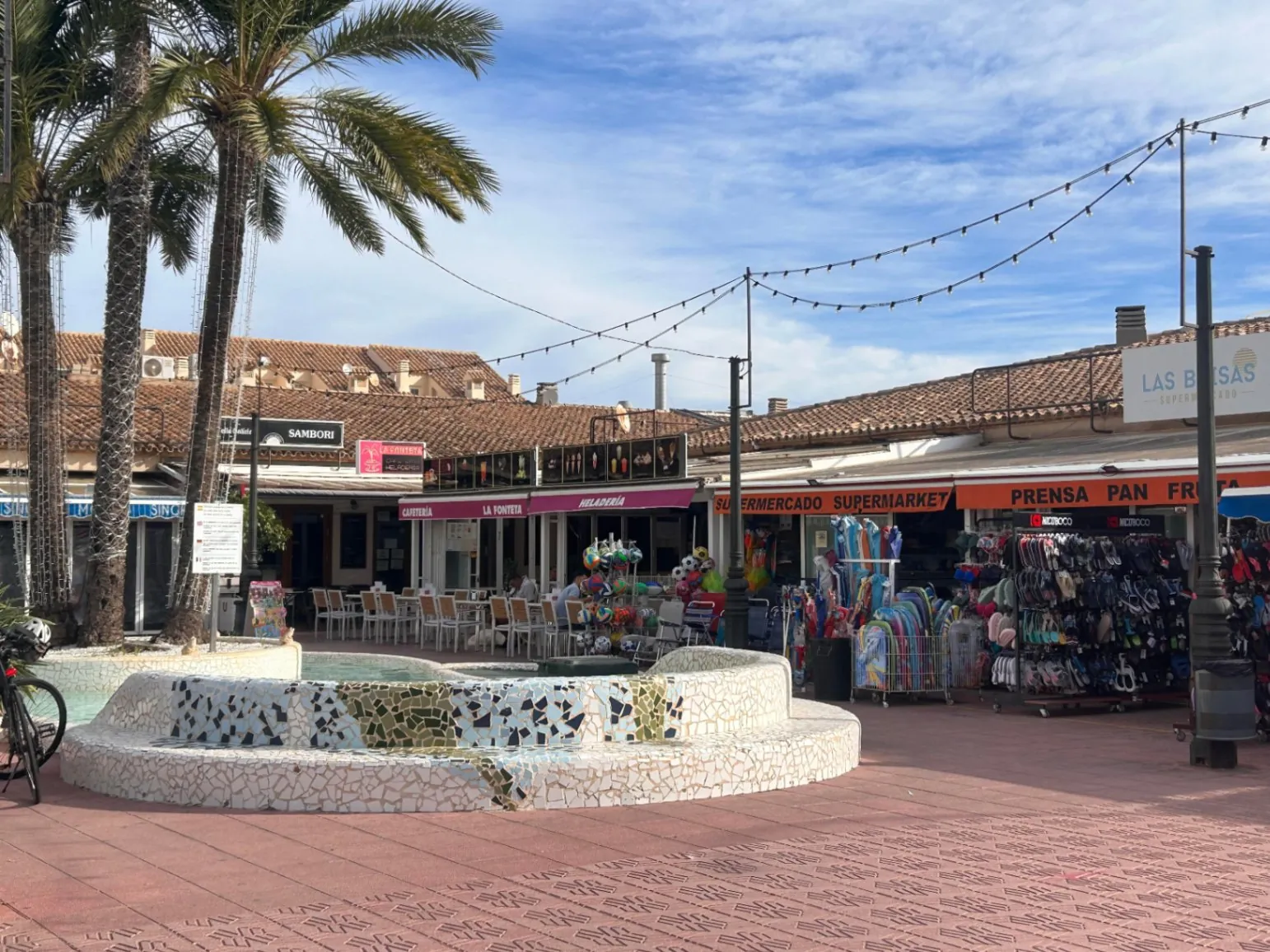 Local comercial en venta en centro comercial de Las Marinas en Dénia.