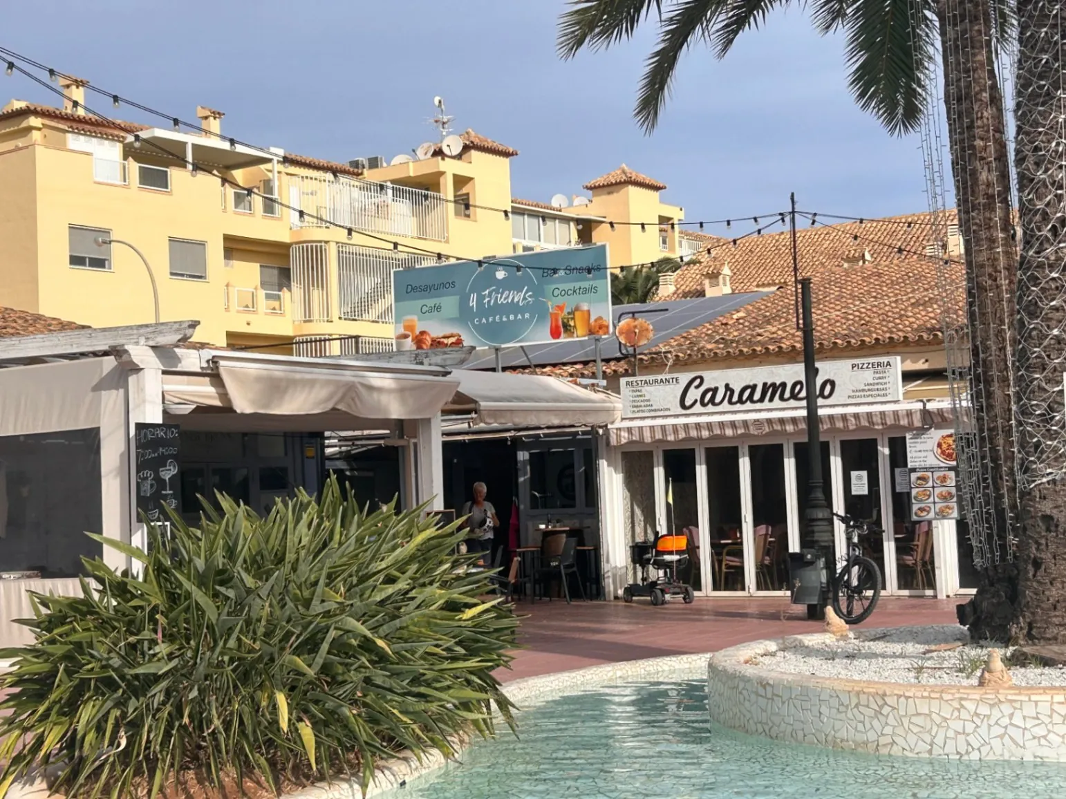 Local comercial en venta en centro comercial de Las Marinas en Dénia.