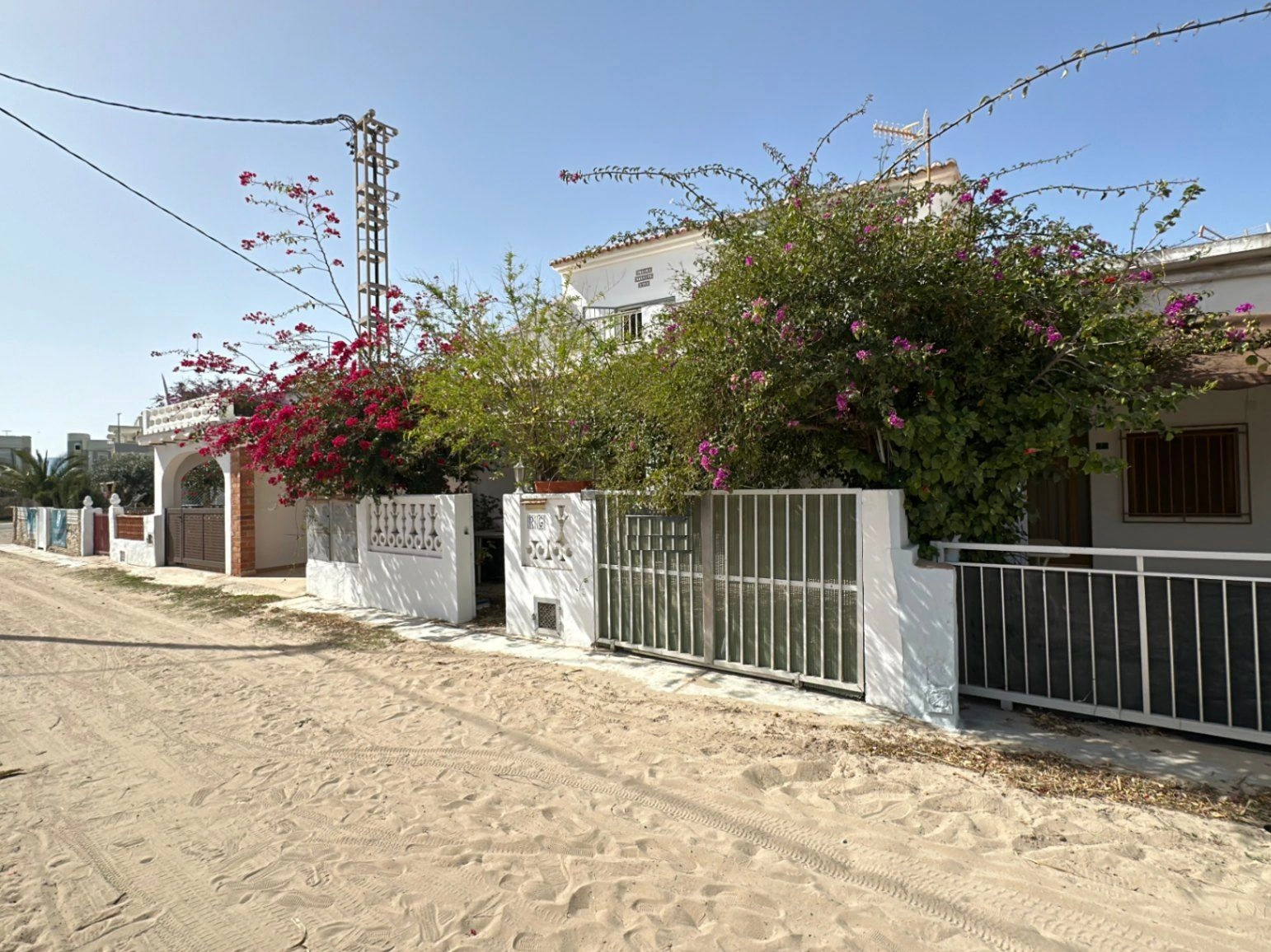 Adosado XXL con vistas al mar y cocina de verano, chemenea a 50m de la playa de arena fina Deveses (Denia)