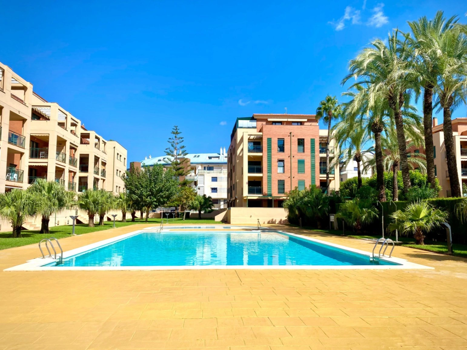 Apartamento reformado con 2 dormitorios en Denia, Alicante.