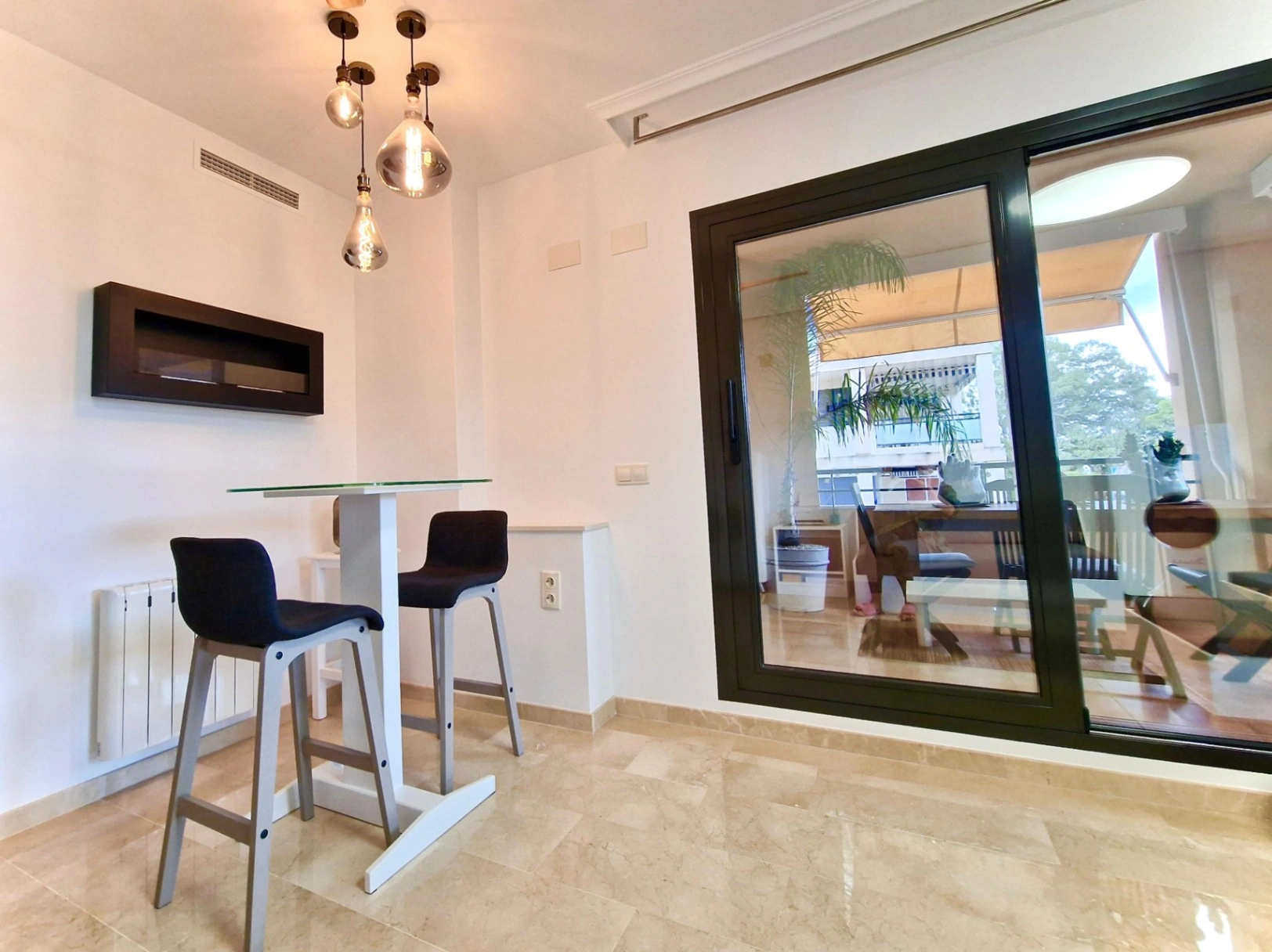 Apartamento reformado con 2 dormitorios en Denia, Alicante.