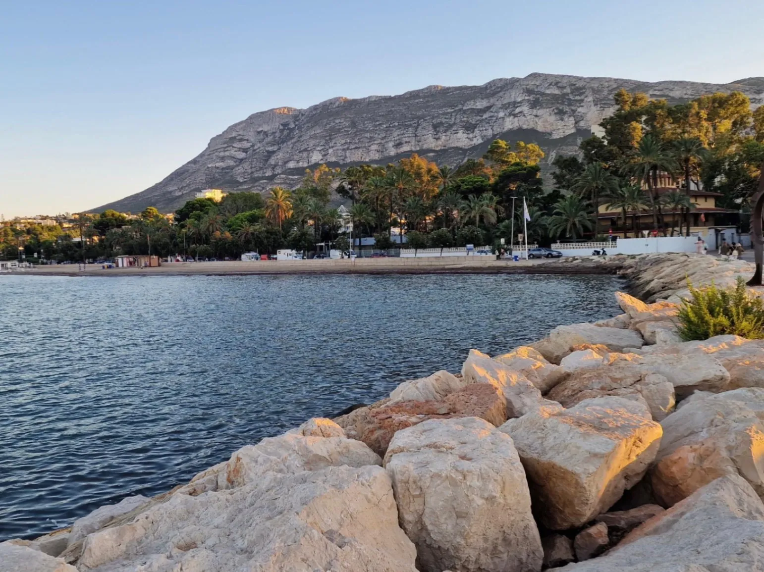 Apartamento reformado con 2 dormitorios en Denia, Alicante.
