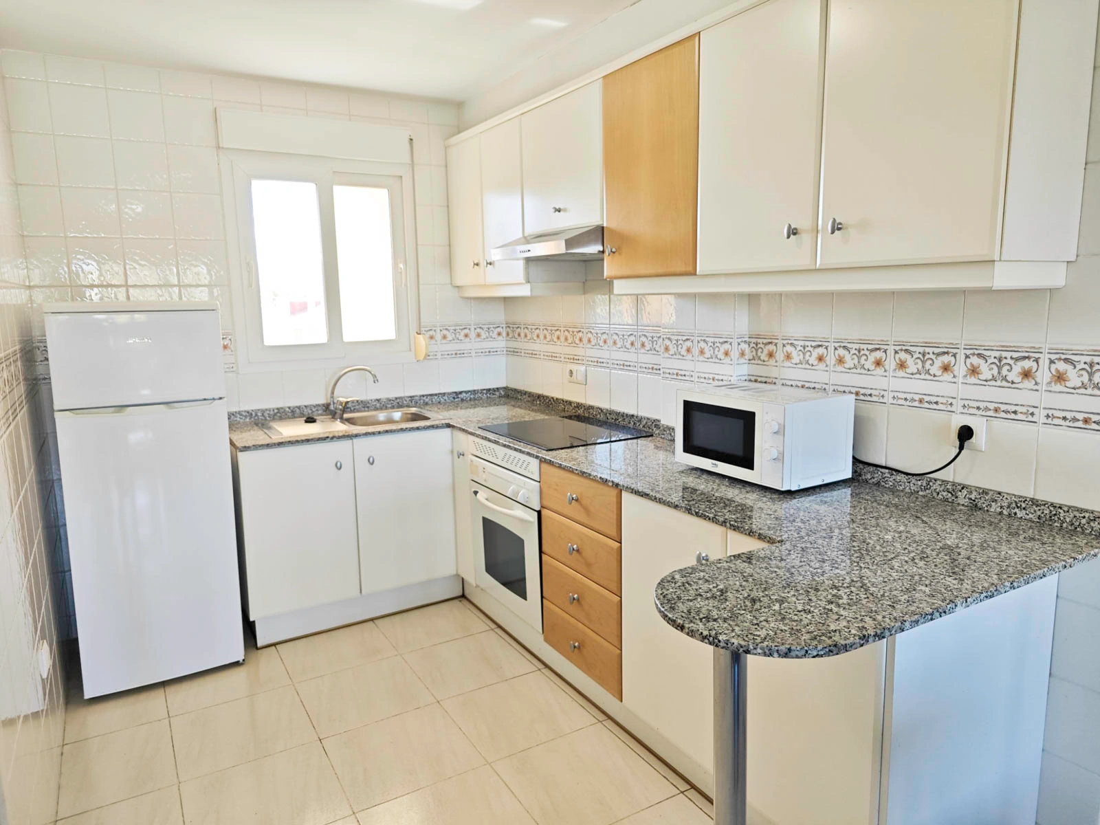 Apartamento 2 dormitorios con piscina al lado del mar, zona Las Brisas