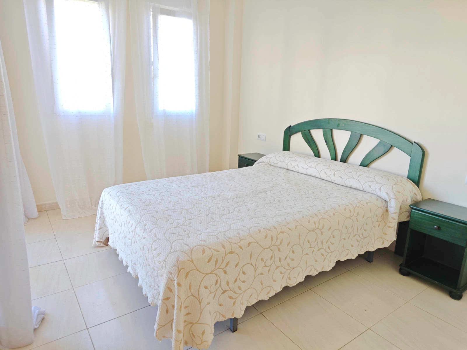 Apartamento 2 dormitorios con piscina al lado del mar, zona Las Brisas