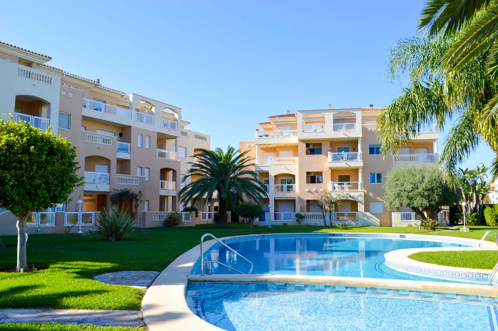 Apartamento 2 dormitorios con piscina al lado del mar, zona Las Brisas