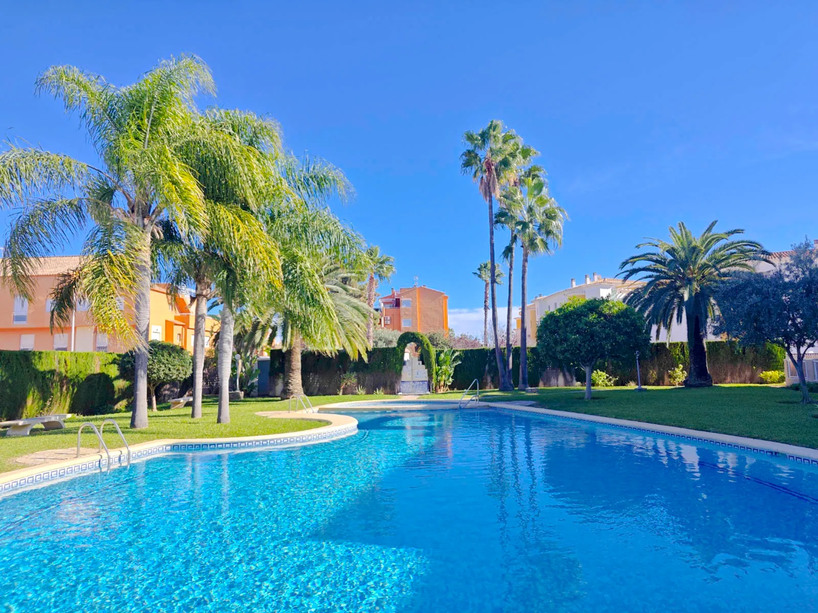 Apartamento 2 dormitorios con piscina al lado del mar, zona Las Brisas