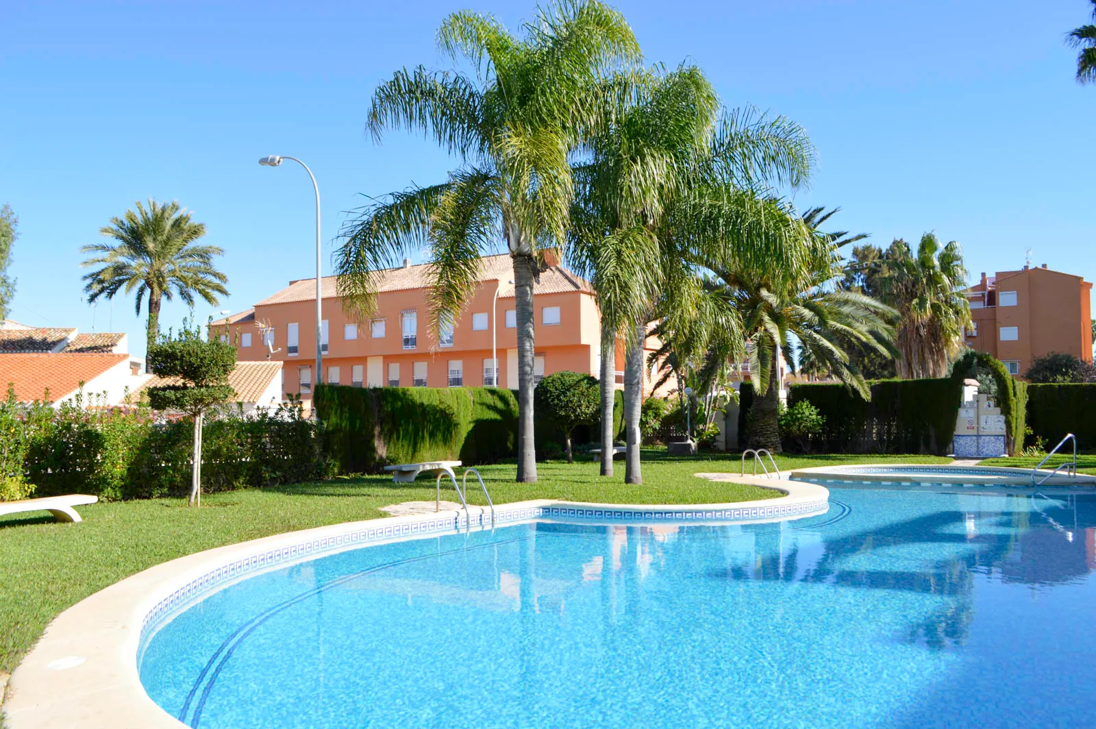 Apartamento 2 dormitorios con piscina al lado del mar, zona Las Brisas