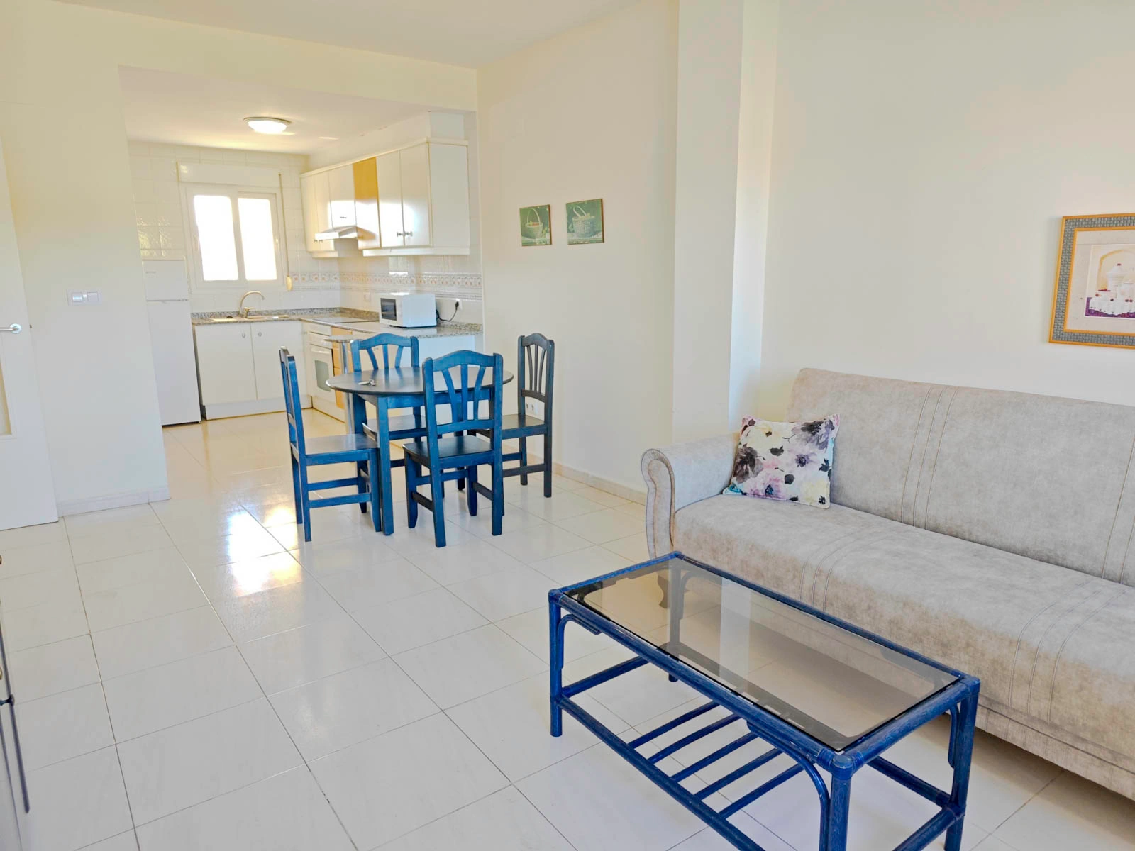 Apartamento 2 dormitorios con piscina al lado del mar, zona Las Brisas