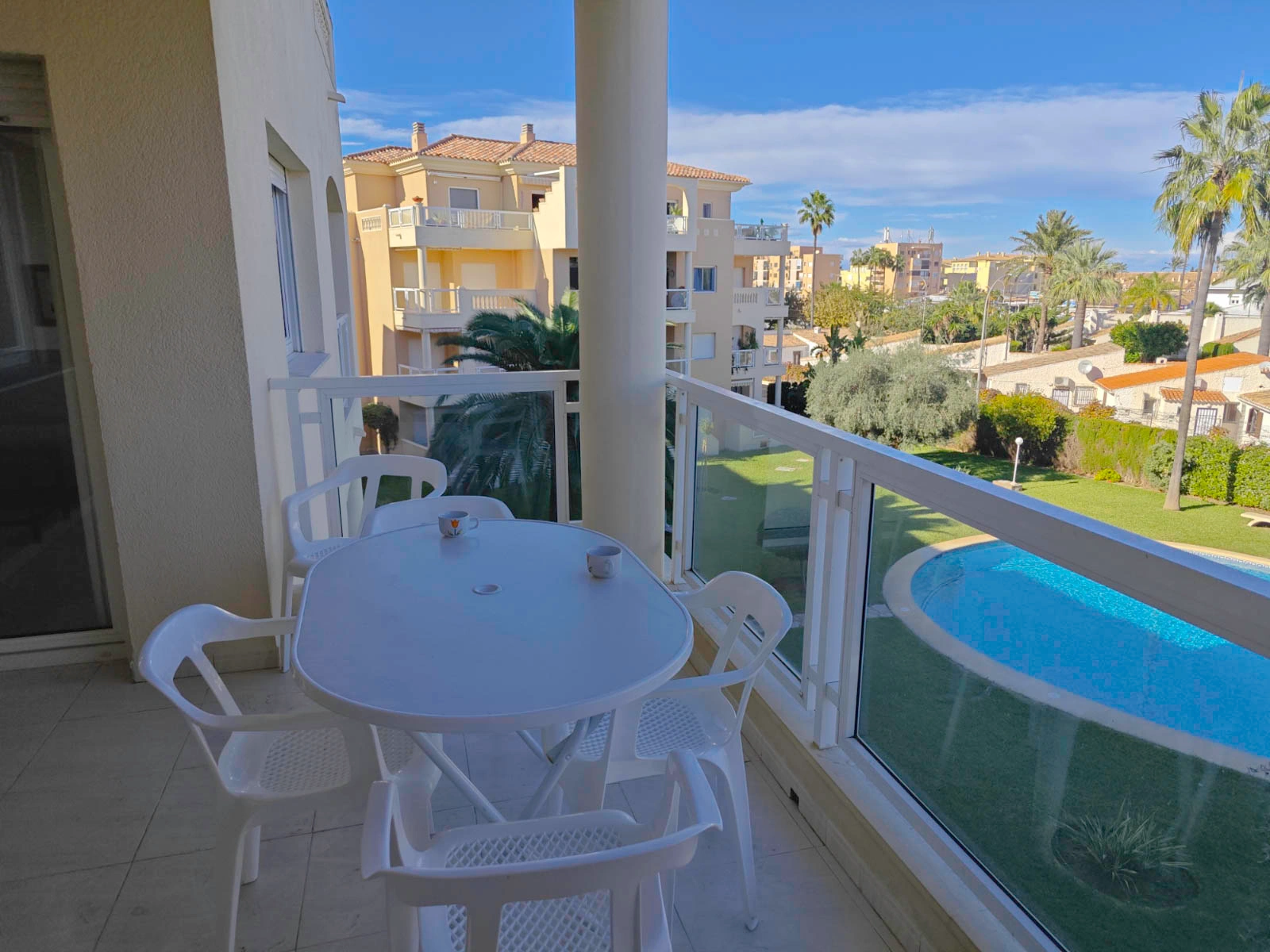 Apartamento 2 dormitorios con piscina al lado del mar, zona Las Brisas
