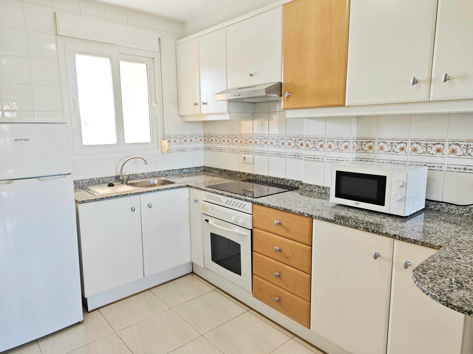 Apartamento 2 dormitorios con piscina al lado del mar, zona Las Brisas