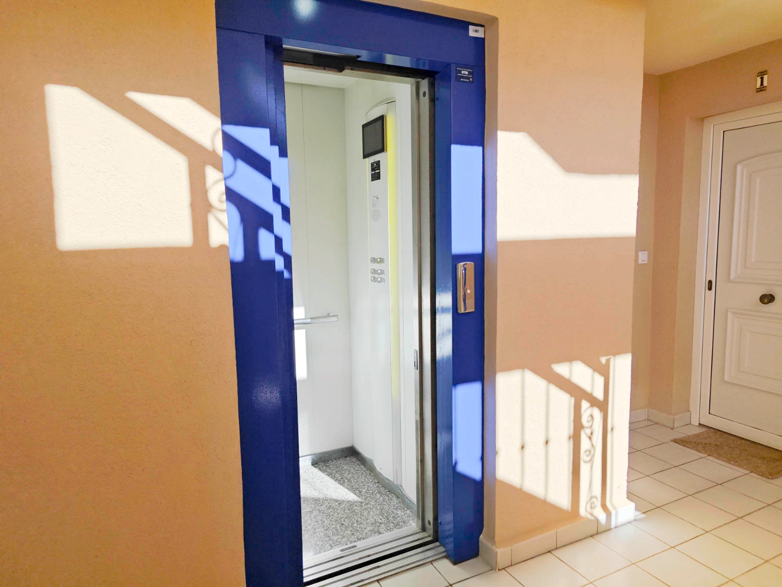 Apartamento 2 dormitorios con piscina al lado del mar, zona Las Brisas