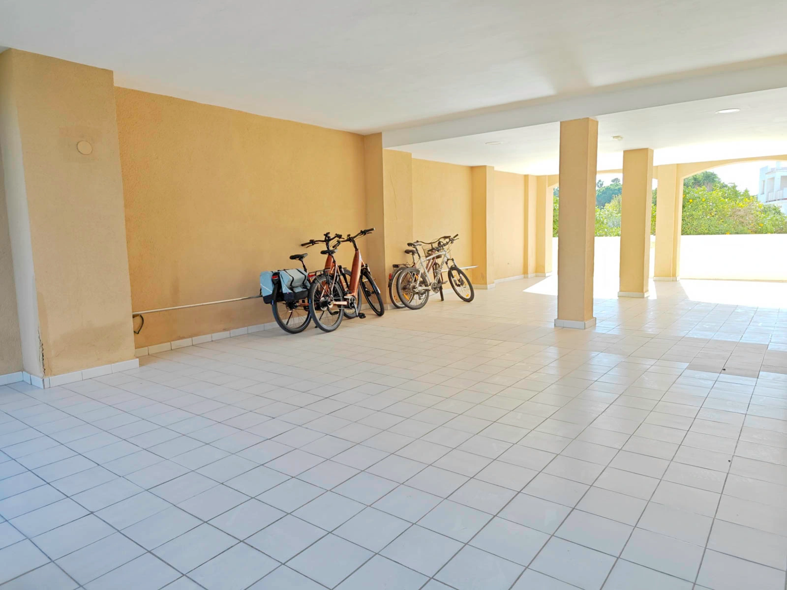 Apartamento 2 dormitorios con piscina al lado del mar, zona Las Brisas