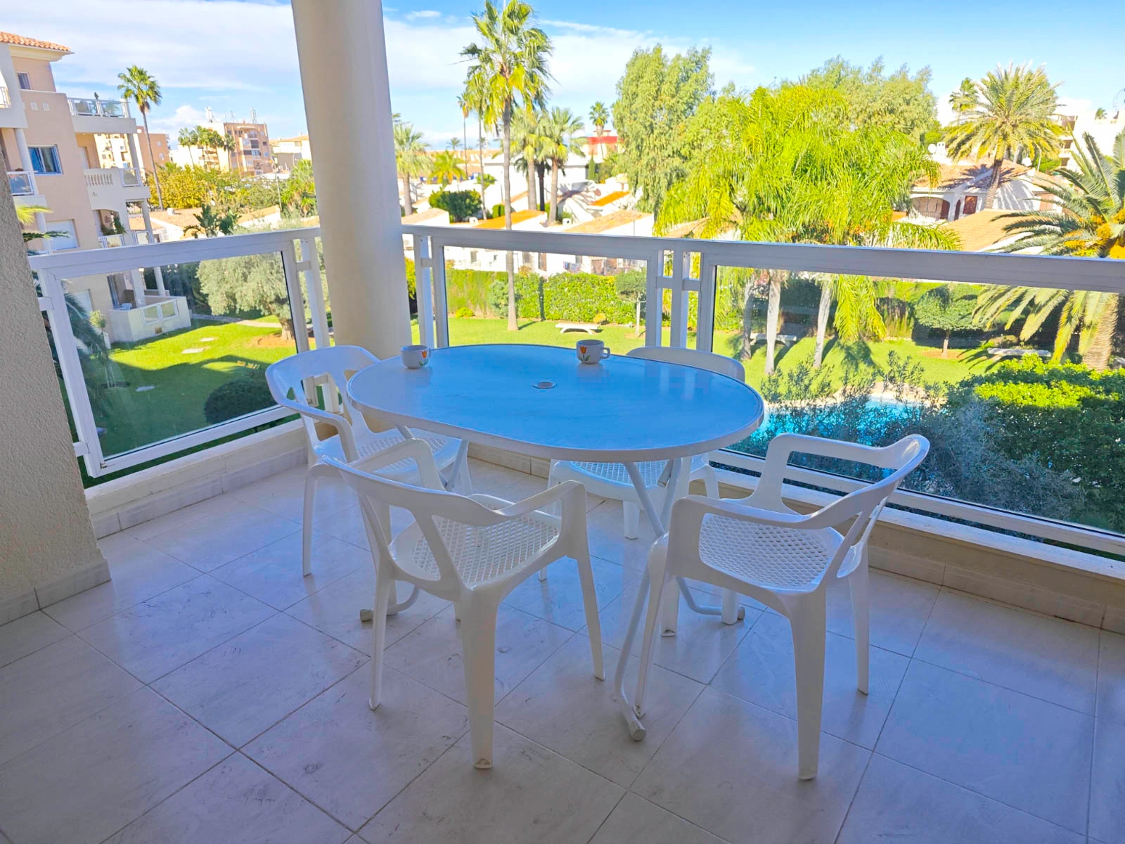 Apartamento 2 dormitorios con piscina al lado del mar, zona Las Brisas