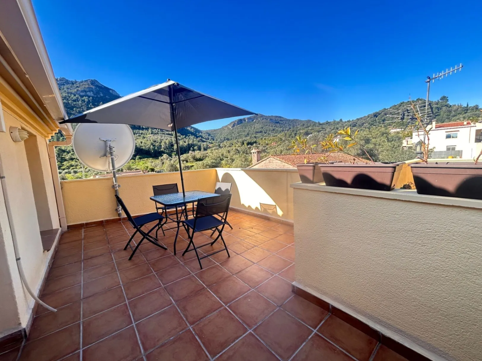 Dúplex luminoso en Llosa de Camacho con terraza