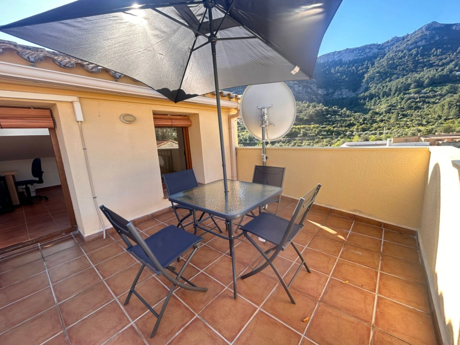 Dúplex luminoso en Llosa de Camacho con terraza