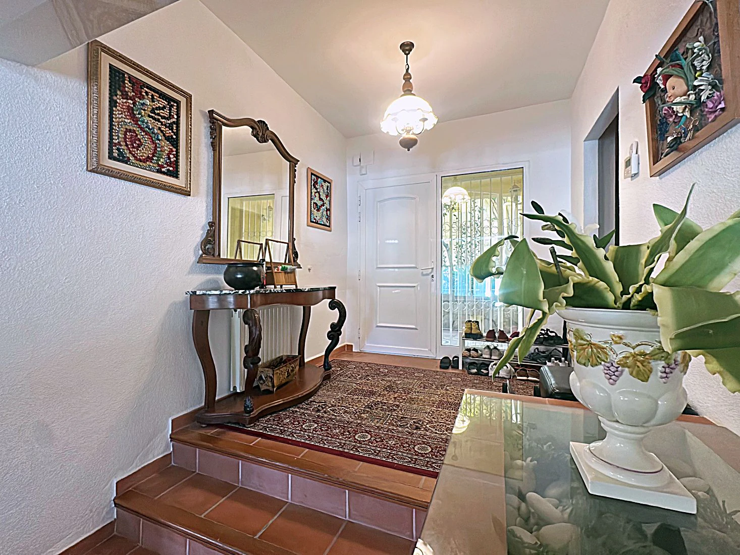 Preciosa villa independiente con vista panorámica, hermoso jardín y muchas posibilidades (alquiler o residencia permanente), absolutamente idílico.