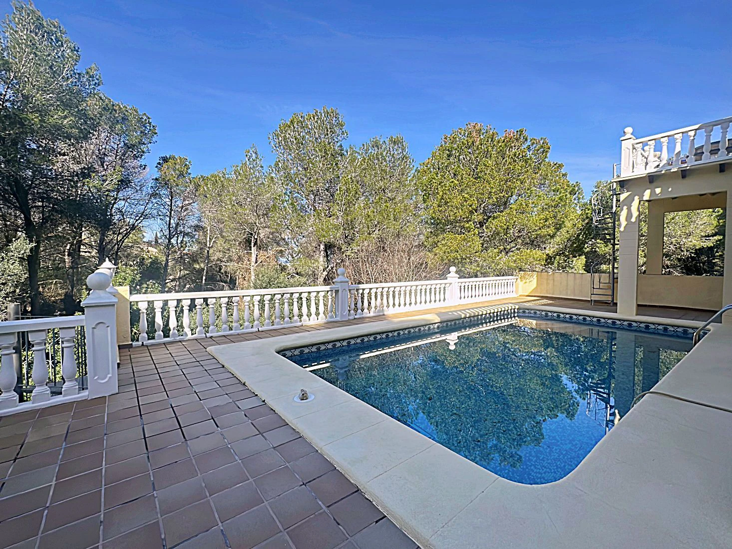 Preciosa villa independiente con vista panorámica, hermoso jardín y muchas posibilidades (alquiler o residencia permanente), absolutamente idílico.