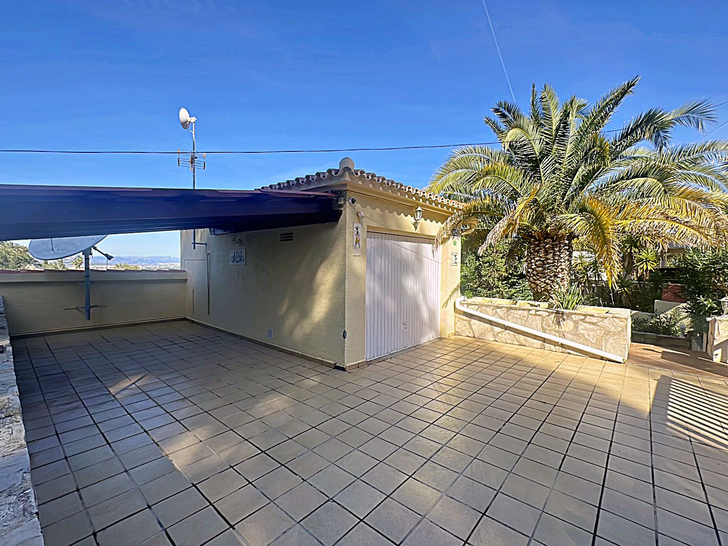 Preciosa villa independiente con vista panorámica, hermoso jardín y muchas posibilidades (alquiler o residencia permanente), absolutamente idílico.