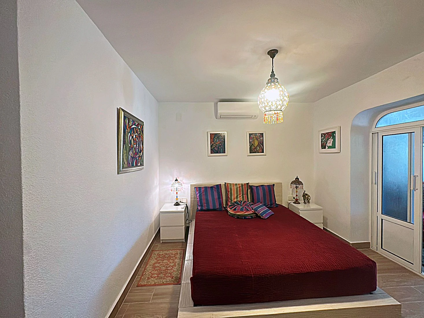 Preciosa villa independiente con vista panorámica, hermoso jardín y muchas posibilidades (alquiler o residencia permanente), absolutamente idílico.