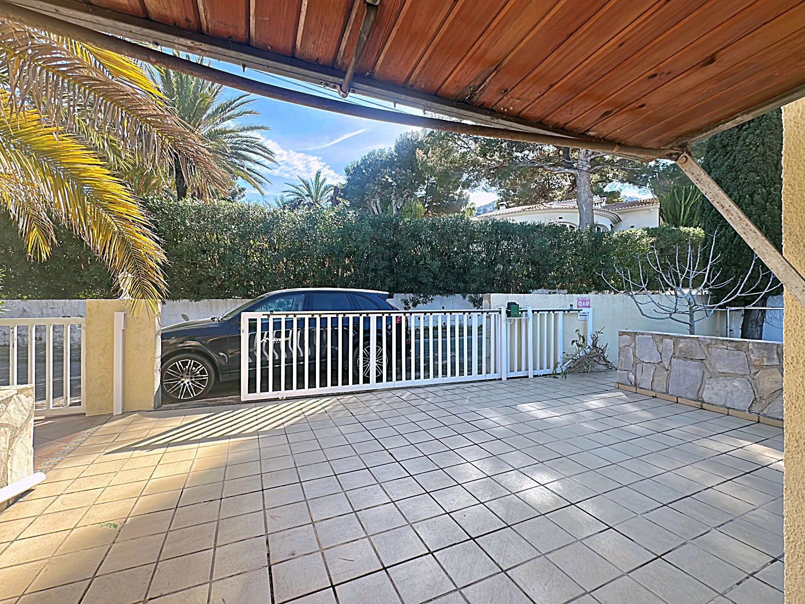 Preciosa villa independiente con vista panorámica, hermoso jardín y muchas posibilidades (alquiler o residencia permanente), absolutamente idílico.