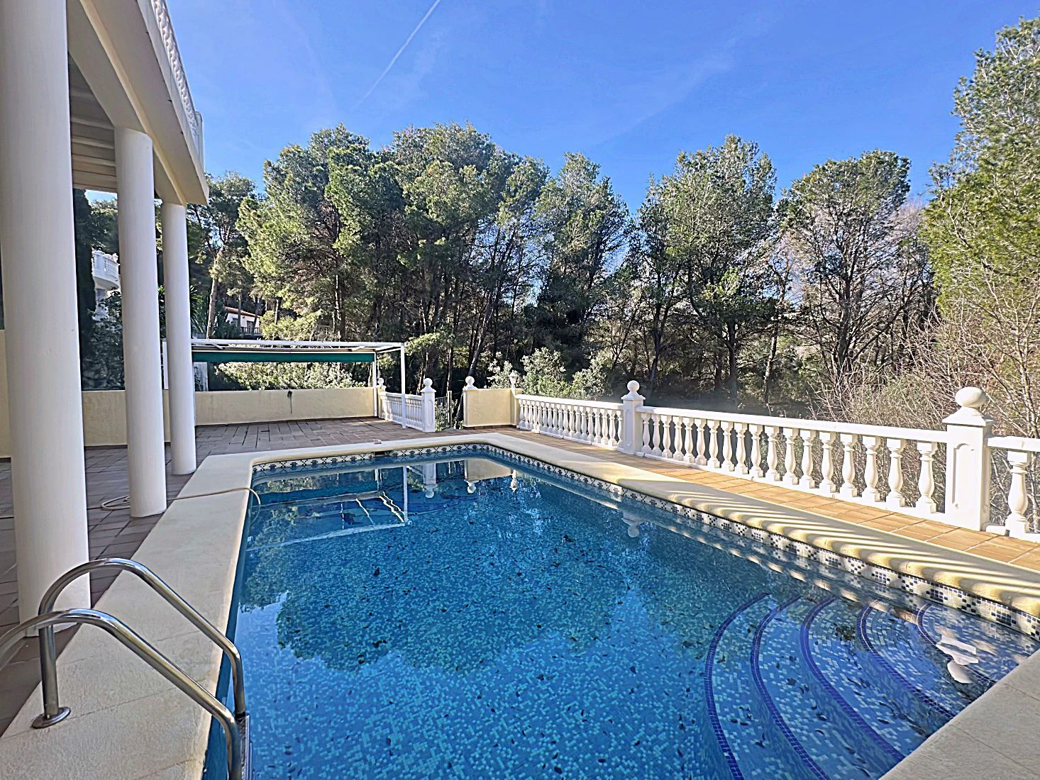 Preciosa villa independiente con vista panorámica, hermoso jardín y muchas posibilidades (alquiler o residencia permanente), absolutamente idílico.