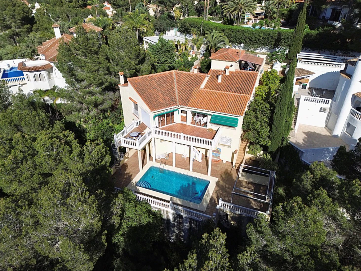 Preciosa villa independiente con vista panorámica, hermoso jardín y muchas posibilidades (alquiler o residencia permanente), absolutamente idílico.