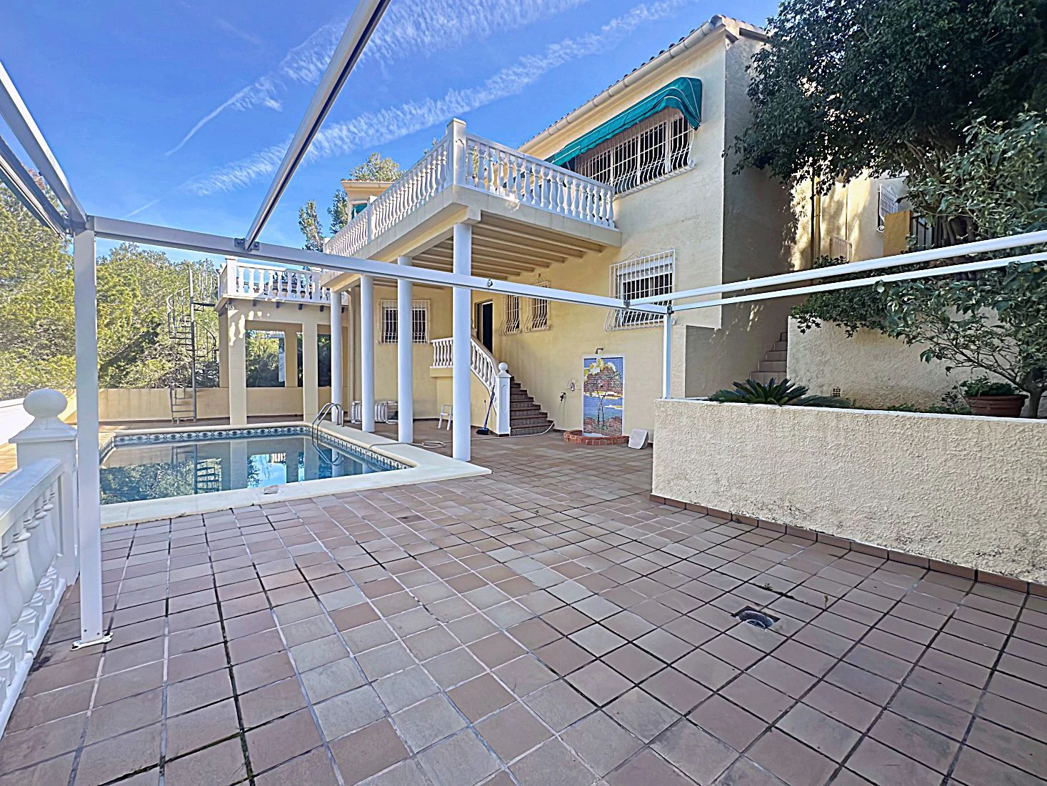 Preciosa villa independiente con vista panorámica, hermoso jardín y muchas posibilidades (alquiler o residencia permanente), absolutamente idílico.