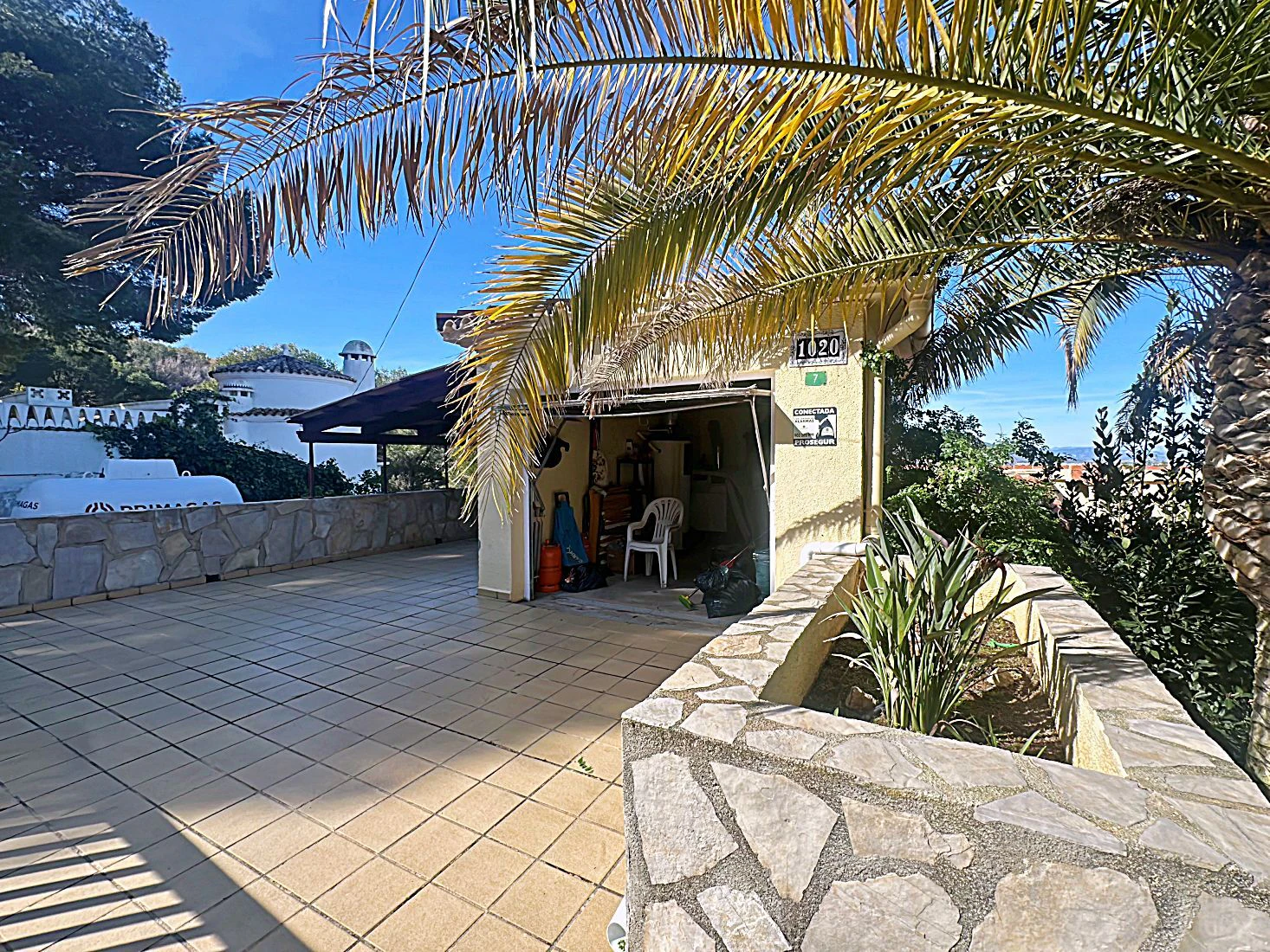 Preciosa villa independiente con vista panorámica, hermoso jardín y muchas posibilidades (alquiler o residencia permanente), absolutamente idílico.