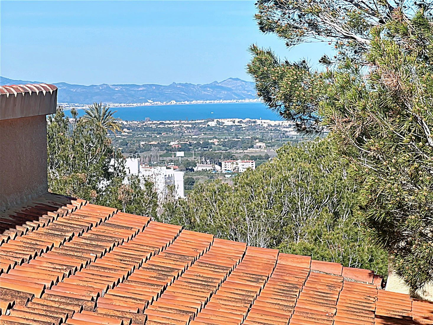 Preciosa villa independiente con vista panorámica, hermoso jardín y muchas posibilidades (alquiler o residencia permanente), absolutamente idílico.