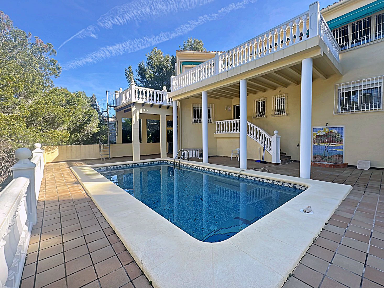 Preciosa villa independiente con vista panorámica, hermoso jardín y muchas posibilidades (alquiler o residencia permanente), absolutamente idílico.
