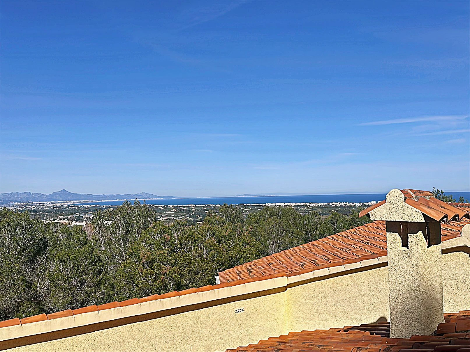 Preciosa villa independiente con vista panorámica, hermoso jardín y muchas posibilidades (alquiler o residencia permanente), absolutamente idílico.