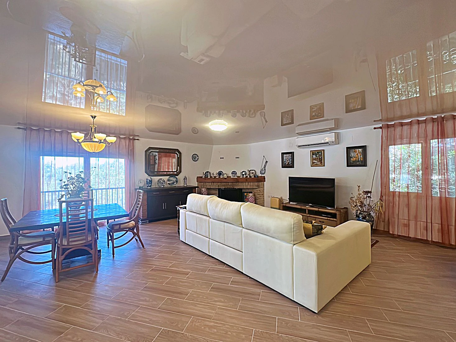 Preciosa villa independiente con vista panorámica, hermoso jardín y muchas posibilidades (alquiler o residencia permanente), absolutamente idílico.
