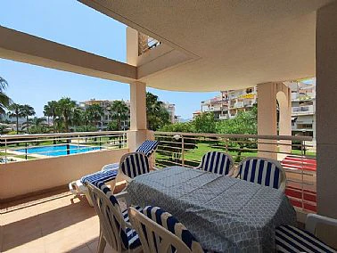 Apartamento junto a una estupenda playa de arena en el corazón de la playa de Las Marinas de Dénia,