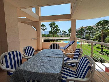 Apartamento junto a una estupenda playa de arena en el corazón de la playa de Las Marinas de Dénia,