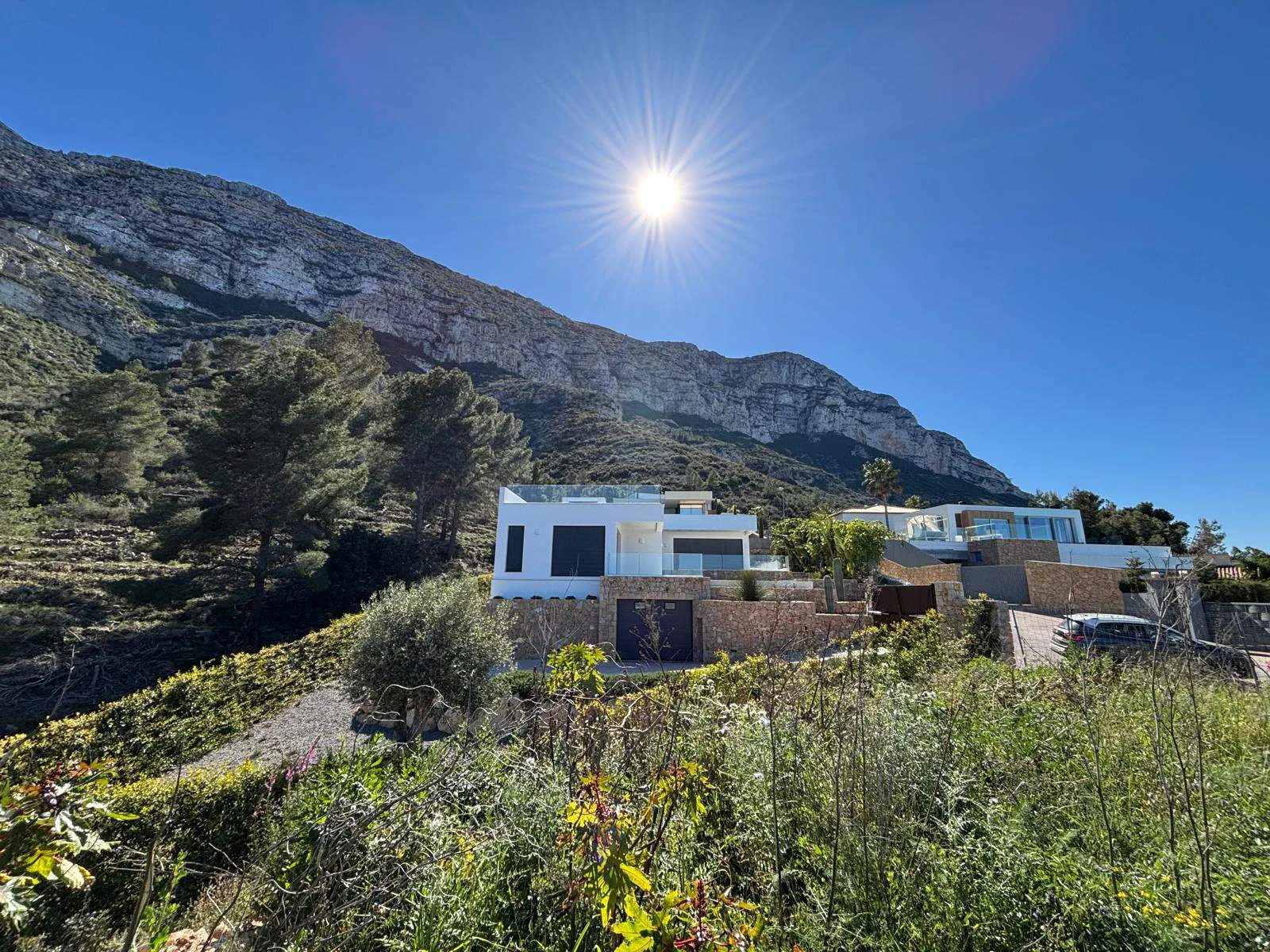 "Montgó House": Proyecto de Autor con Licencia Concedida y Vistas Infinitas en Dénia.