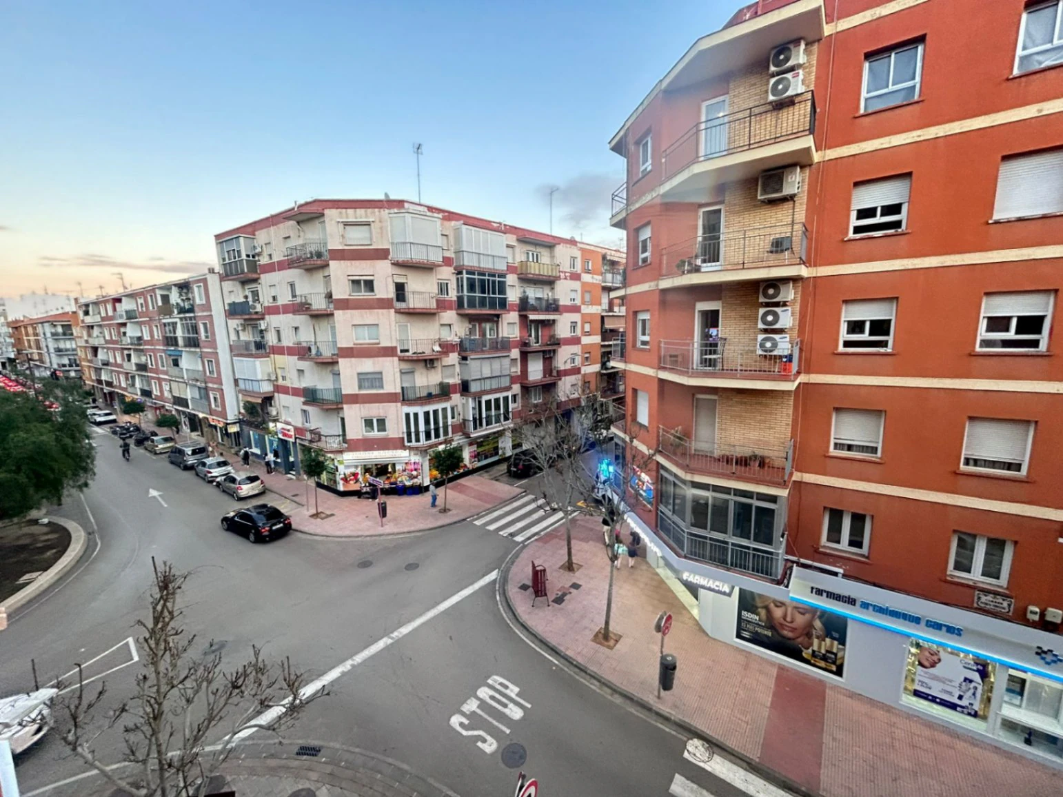 Piso espectacular en edificio con ascensor muy interesante para desempeñar actividad laboral de despacho.