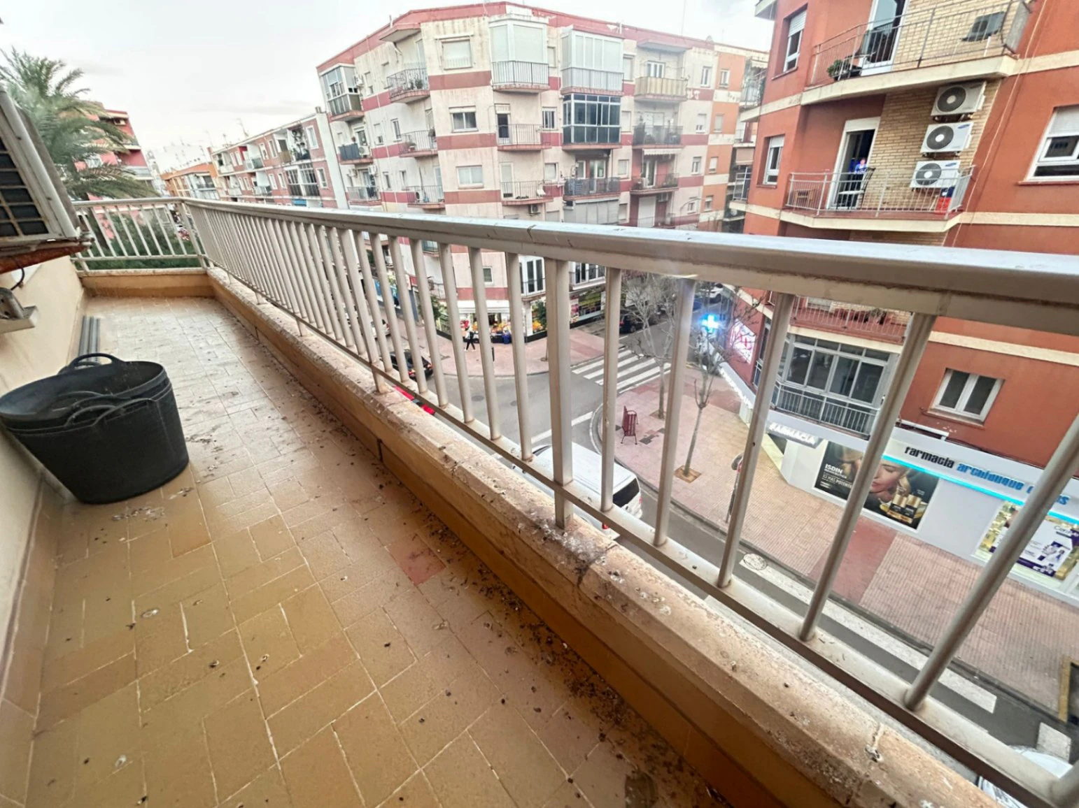 Piso espectacular en edificio con ascensor muy interesante para desempeñar actividad laboral de despacho.