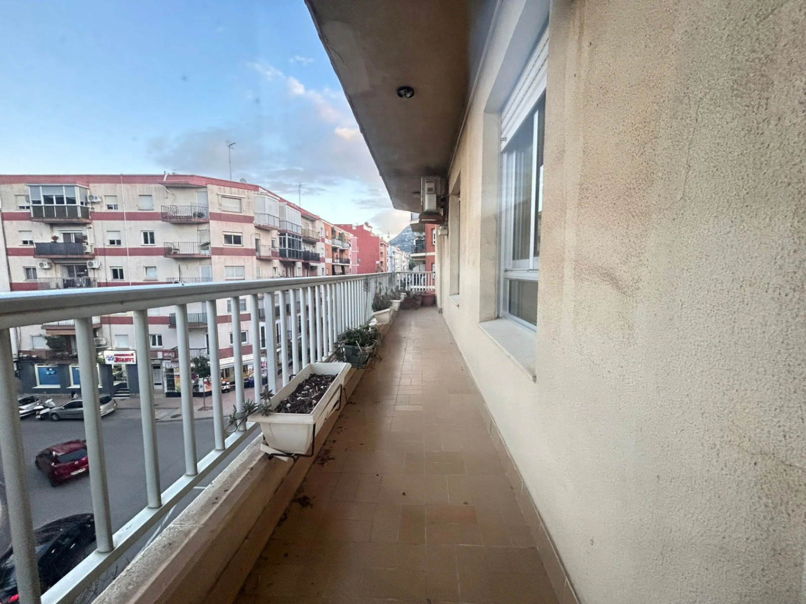 Piso espectacular en edificio con ascensor muy interesante para desempeñar actividad laboral de despacho.