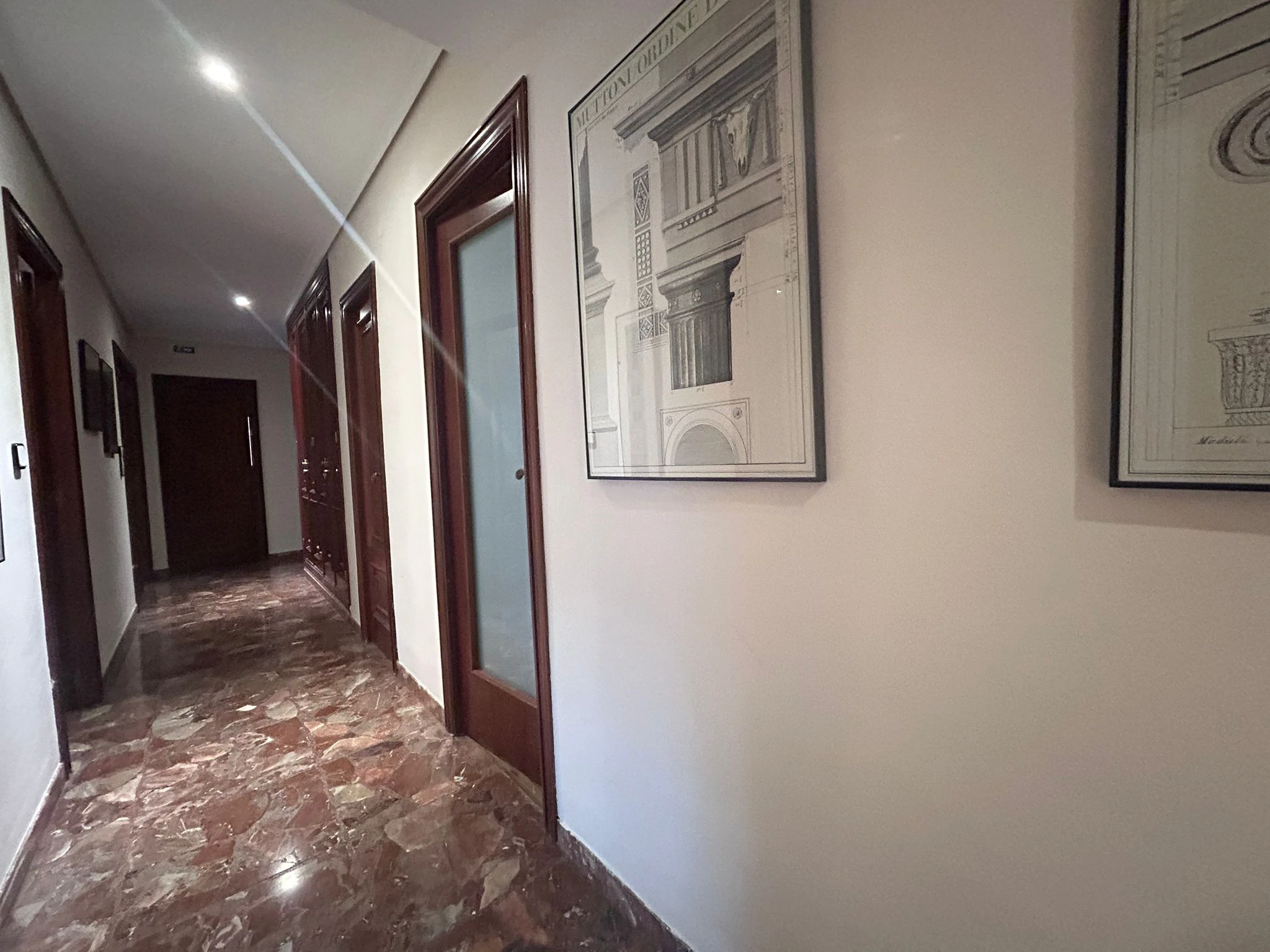 Piso espectacular en edificio con ascensor muy interesante para desempeñar actividad laboral de despacho.