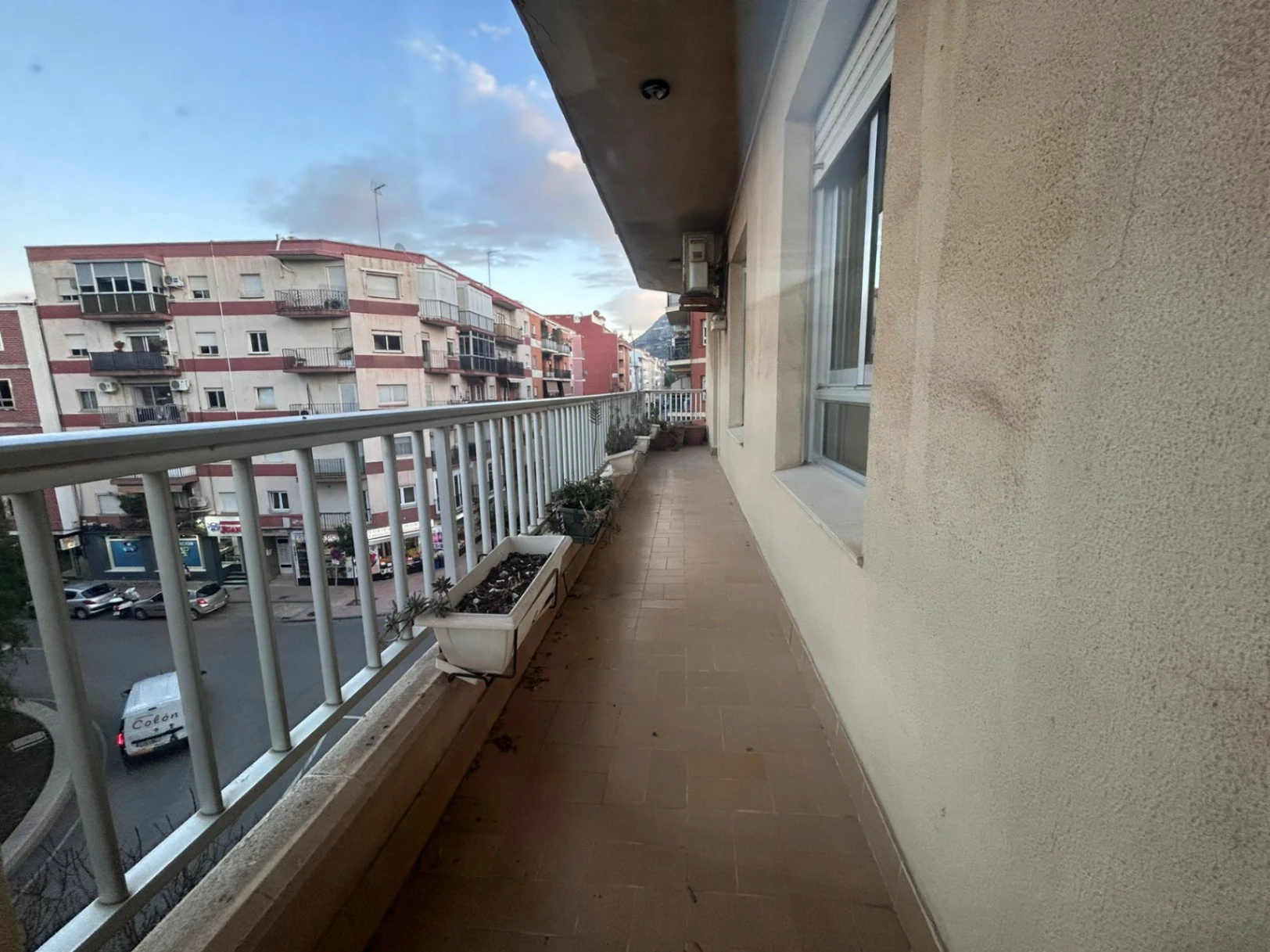 Piso espectacular en edificio con ascensor muy interesante para desempeñar actividad laboral de despacho.