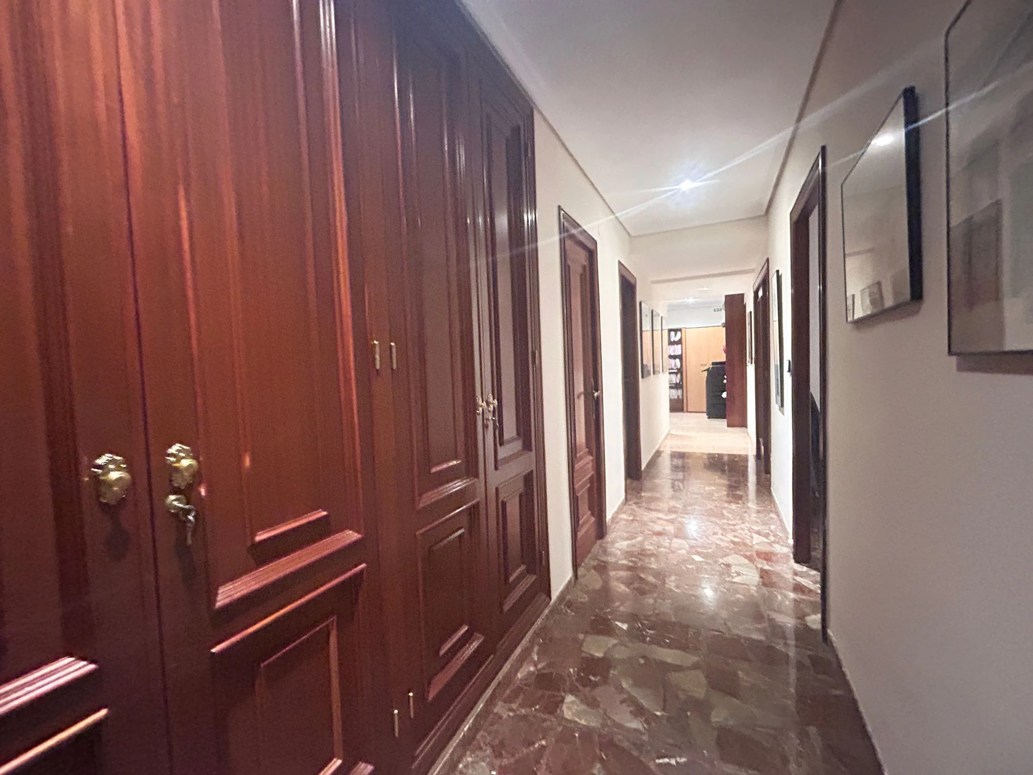 Piso espectacular en edificio con ascensor muy interesante para desempeñar actividad laboral de despacho.