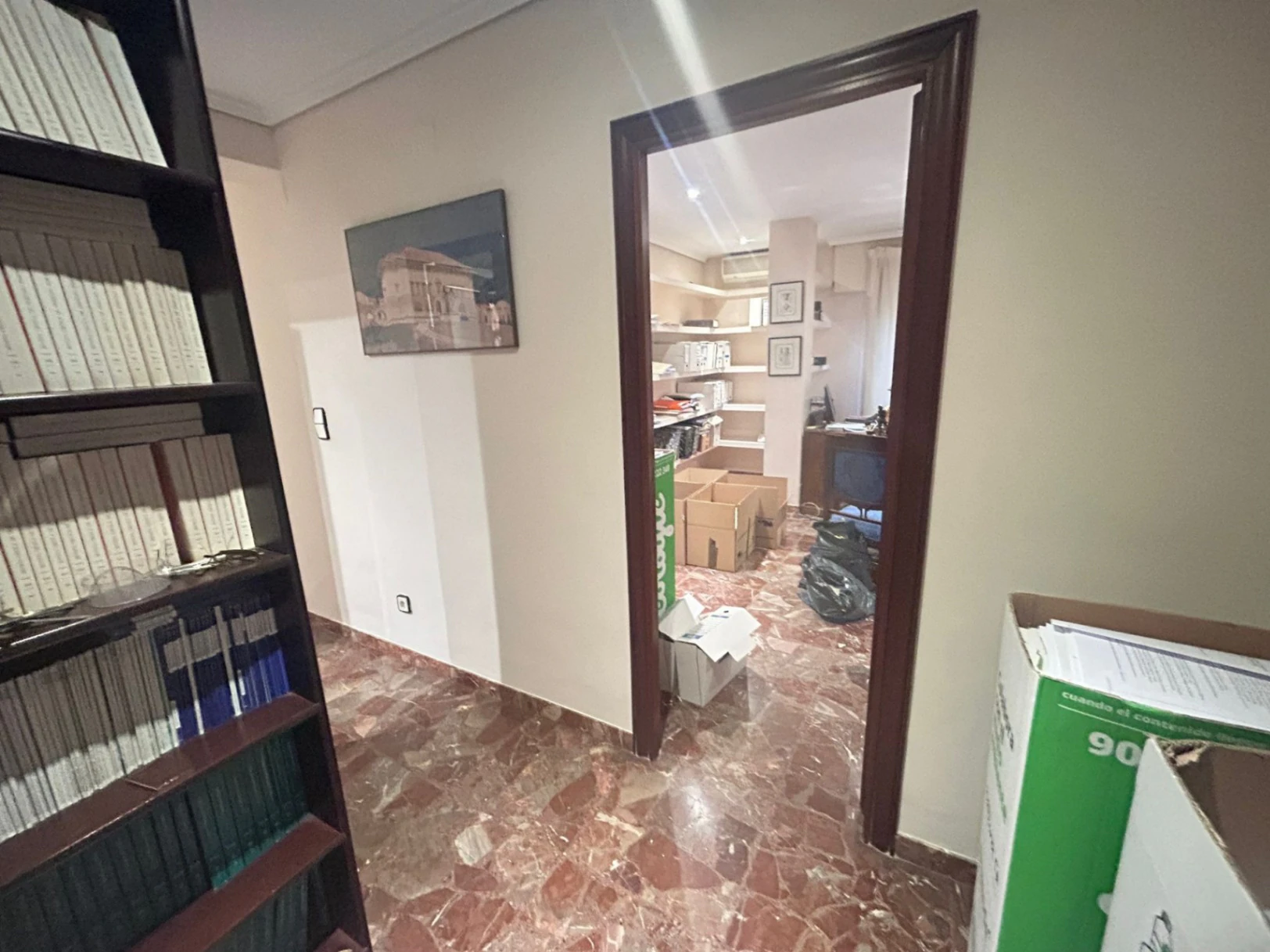 Piso espectacular en edificio con ascensor muy interesante para desempeñar actividad laboral de despacho.