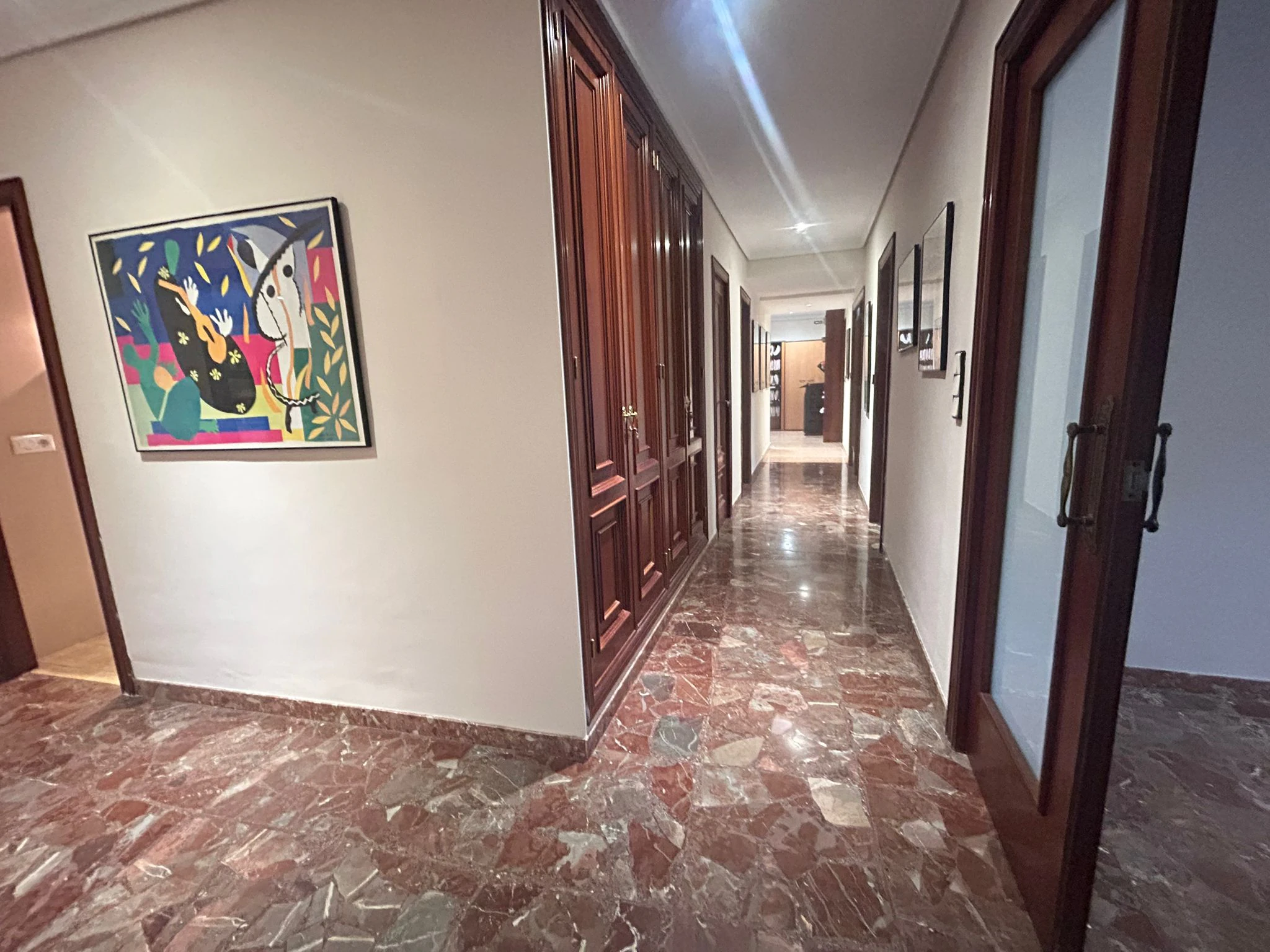 Piso espectacular en edificio con ascensor muy interesante para desempeñar actividad laboral de despacho.