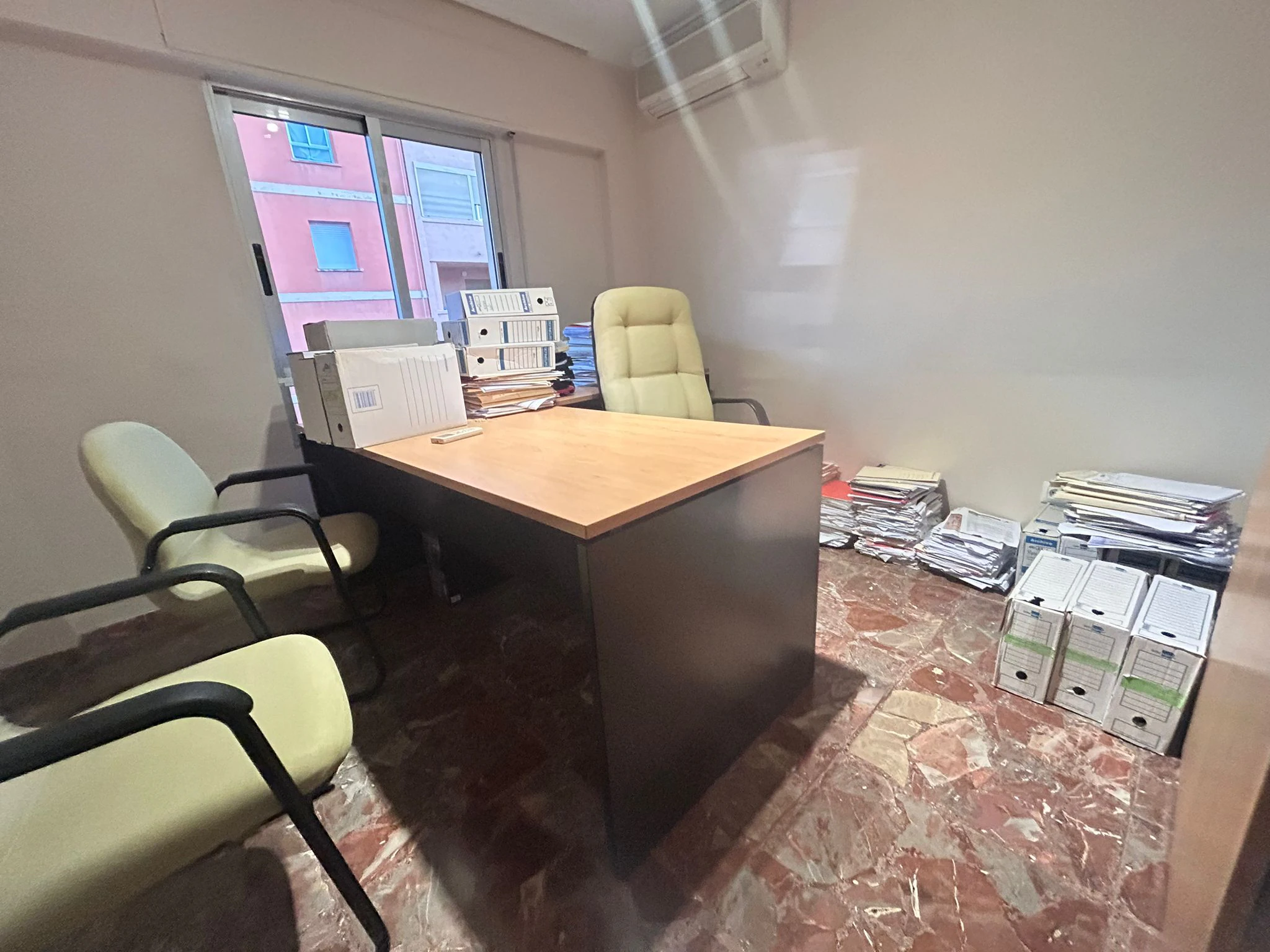 Piso espectacular en edificio con ascensor muy interesante para desempeñar actividad laboral de despacho.