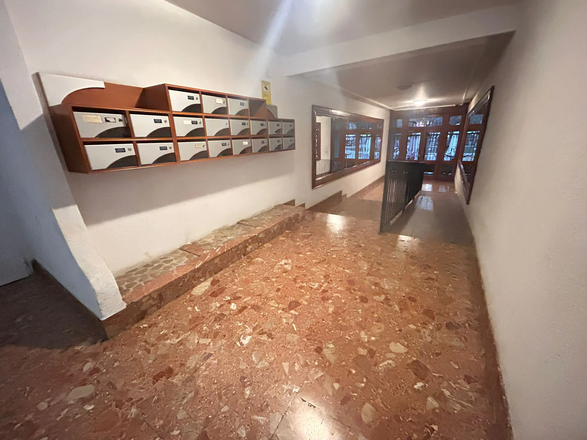 Piso espectacular en edificio con ascensor muy interesante para desempeñar actividad laboral de despacho.