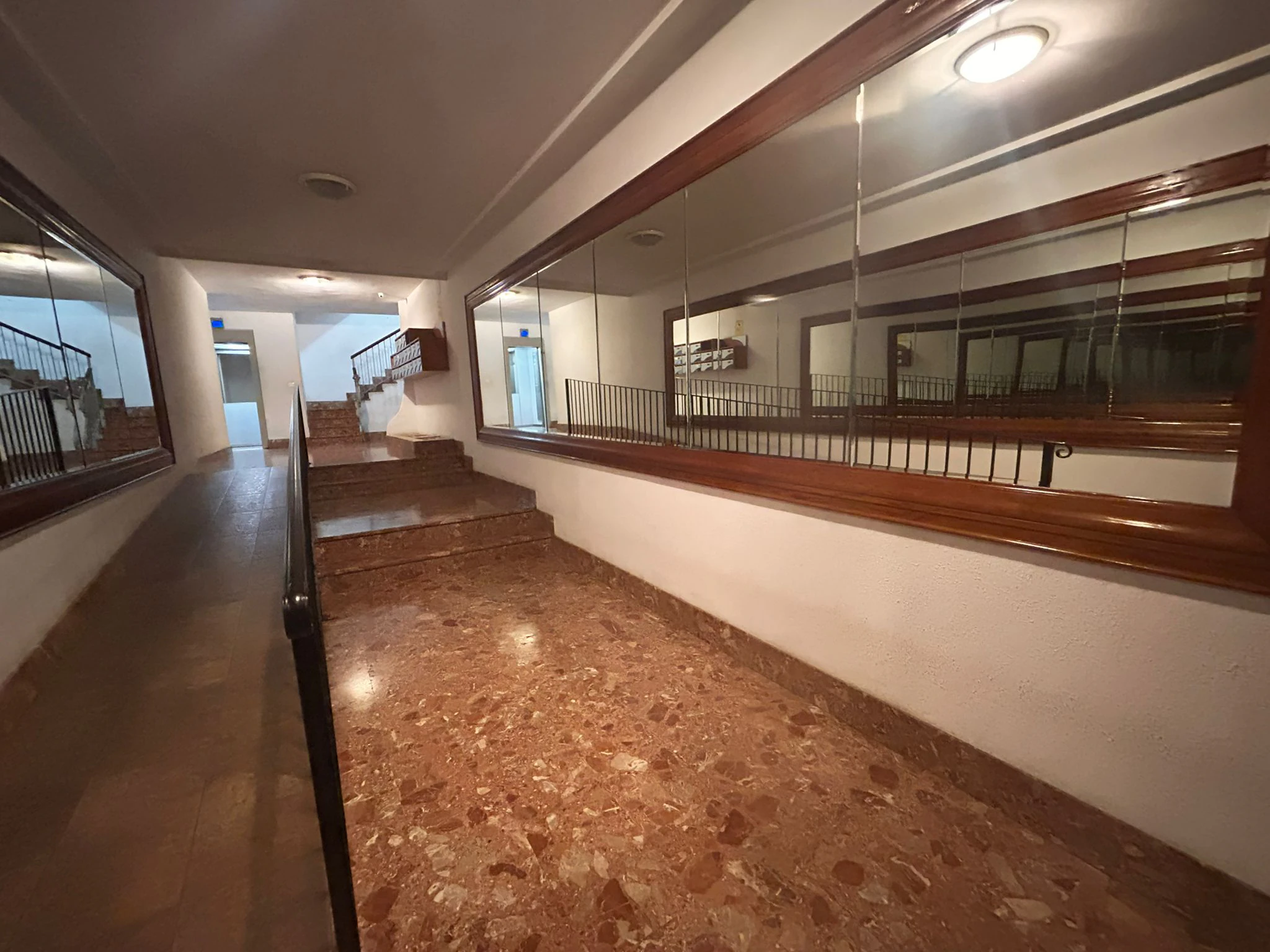 Piso espectacular en edificio con ascensor muy interesante para desempeñar actividad laboral de despacho.