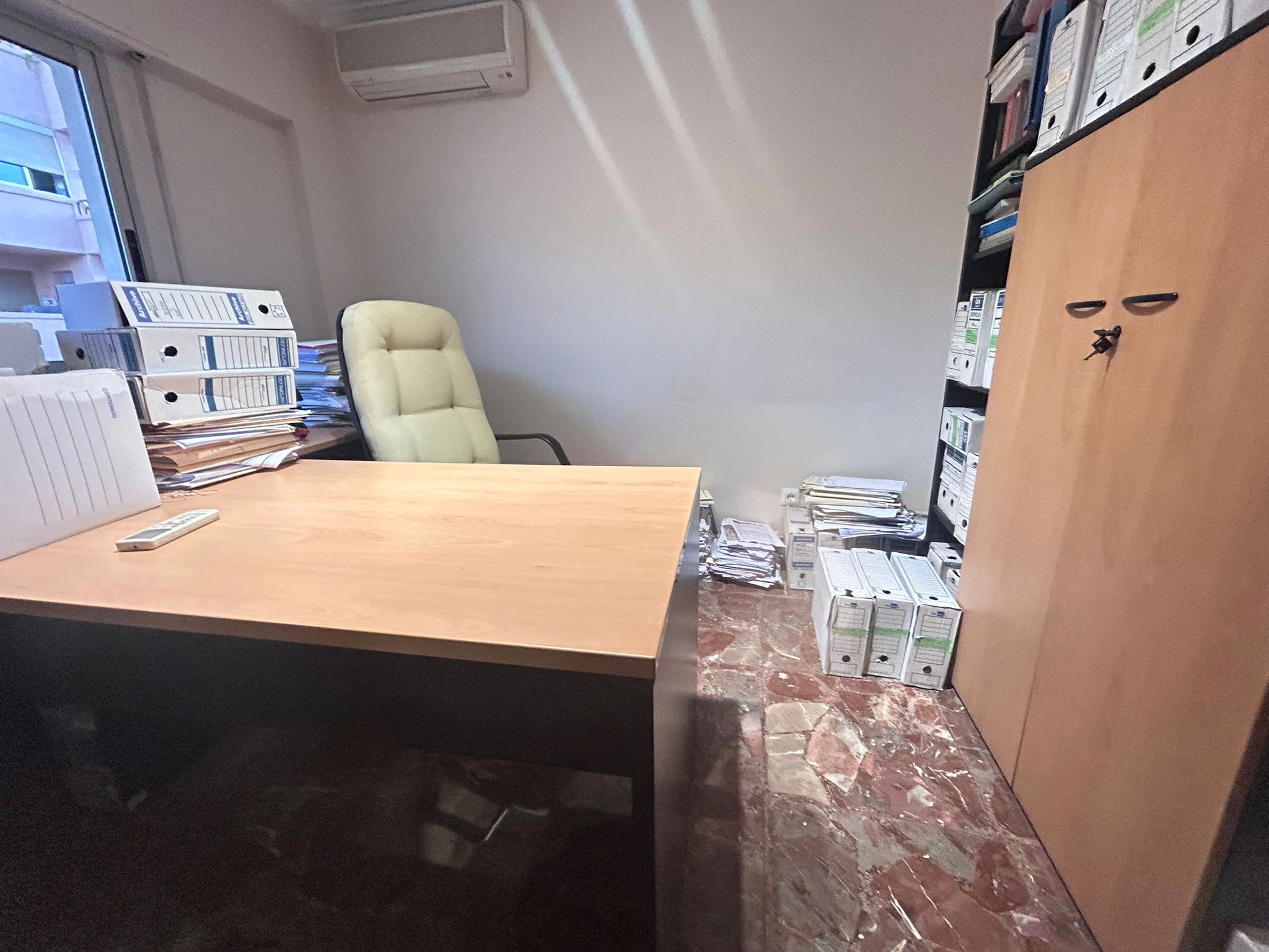 Piso espectacular en edificio con ascensor muy interesante para desempeñar actividad laboral de despacho.