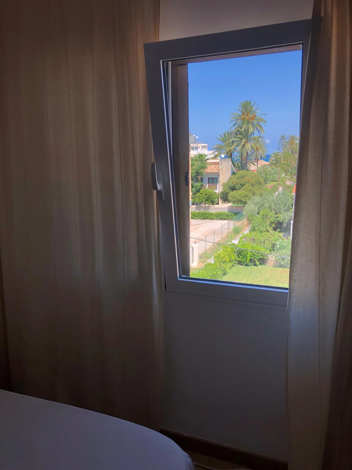 Apartamento tipo ático en tercera y última planta con vistas al mar.