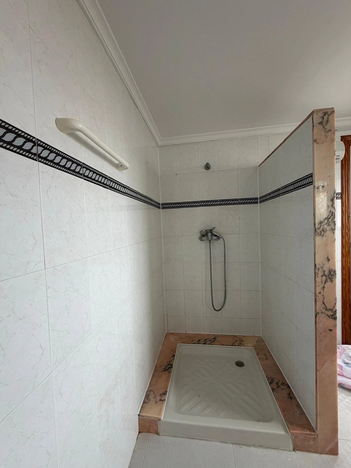 VENTA ADOSADO 3 DORMITORIOS EN PRIMERA LINEA